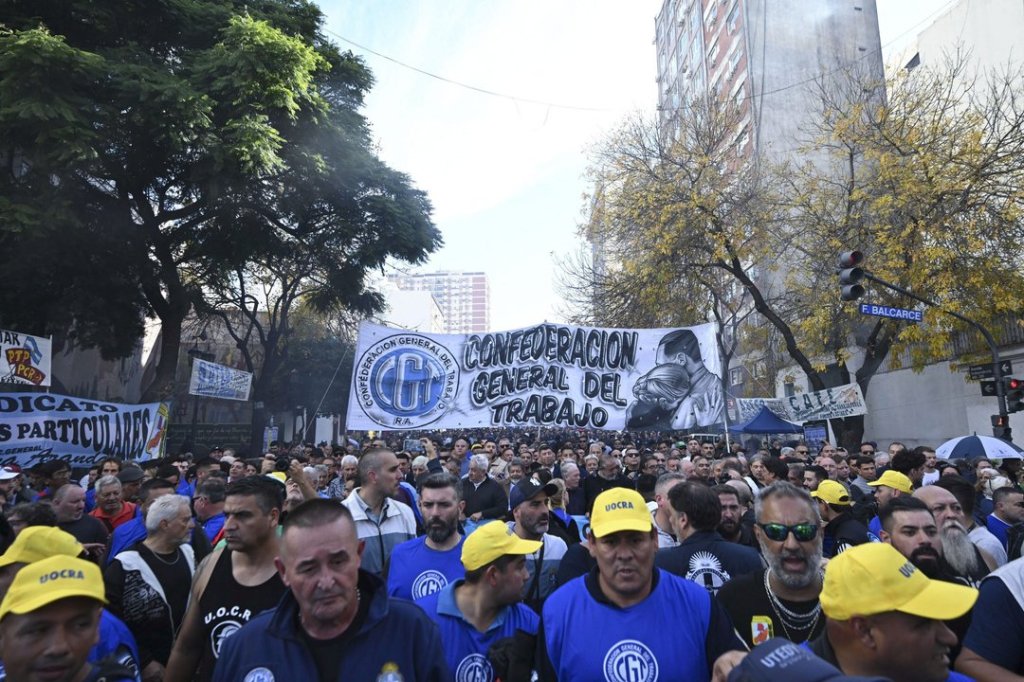 Gremios marchan al Congreso en rechazo a la reforma&nbsp;laboral
