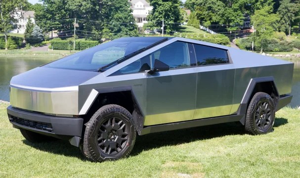 Polémica en el Congreso: un diputado llevó su Tesla y terminó retirado en&nbsp;grúa