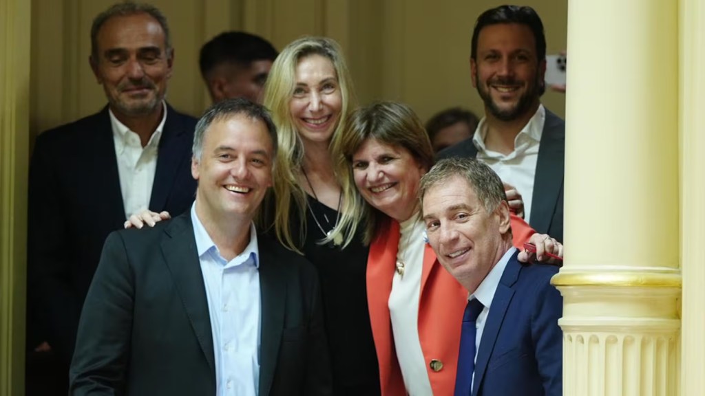 Bullrich capitaliza la demora de Adorni y expone&nbsp;internas