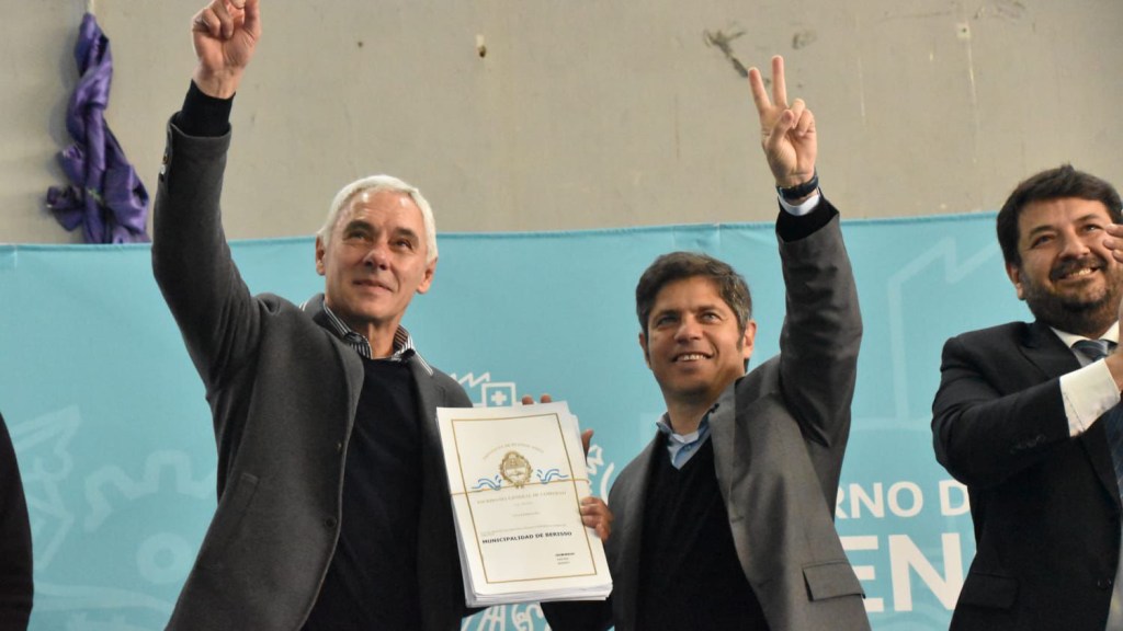 Berisso: Kicillof entregó viviendas y 517 escrituras y volvió a marcar diferencias con&nbsp;Milei